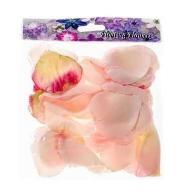 Luxe Rozenblaadjes - 144x stuks - rood - 3x3 cm - Valentijnsdag versiering - Love/Bruiloft - Bruiloft versiering en feestwinkel