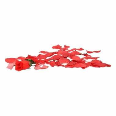 Goedkoop valentijns kado nep rode roos 45 cm met rozenblaadjes