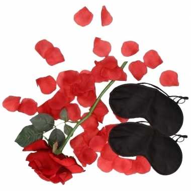 Jubileum/liefdes kado surprise rode roos/rozenblaadjes zwart masker
