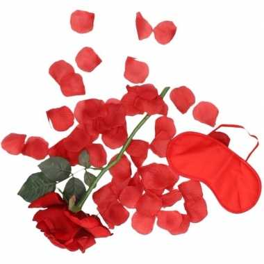 Valentijns kado surprise rode roos/rozenblaadjes/masker