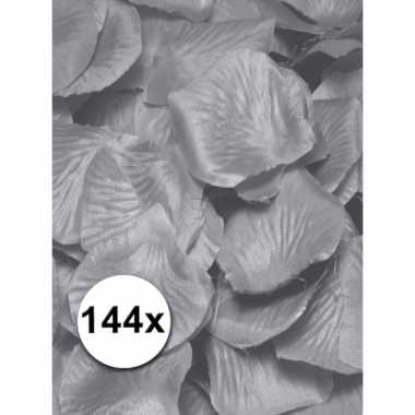 Zilveren rozenblaadjes